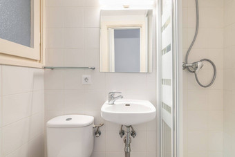浴室光墙淋浴玻璃滑动门虚荣水槽白色家具镜子照亮明亮的灯反射前面通过