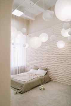 白色卧室室内时尚的舒适的室内当代房间舒适的床上