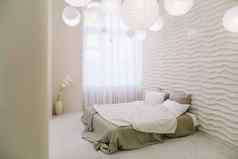 白色卧室室内时尚的舒适的室内当代房间舒适的床上