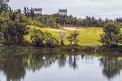 风景优美的视图美丽的高尔夫球池塘城堡背景视图绿色草坪上森林反射树布什郁郁葱葱的水风景谷湖国家公园秋天秋天黄色的语气
