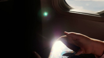 特写镜头太阳的射线反映了电话黑暗轮廓孩子手移动电话飞机的照明器孩子戏剧游戏智能手机平板电脑电话飞机小屋