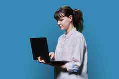 女学生移动PC屏幕蓝色的背景