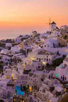 日落白色教堂蓝色的穹顶海洋aio圣托里尼岛希腊
