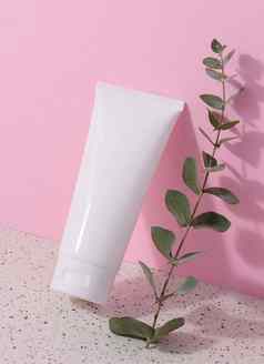 白色塑料管液体化妆品粉红色的背景包装