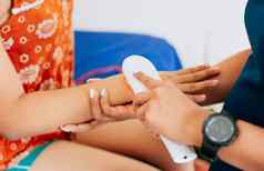 现代激光物理治疗女人病人激光治疗手臂治疗疼痛关闭理疗师激光治疗病人手臂