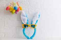 巢彩色的复活节鸡蛋兔子耳朵首页复活节一天庆祝复活节春天绘画鸡蛋