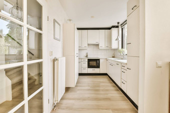 狭窄的厨房白色橱柜窗口