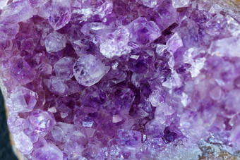 水<strong>晶石</strong>头矿物紫色的粗糙的紫水<strong>晶石</strong>英晶体关闭宏