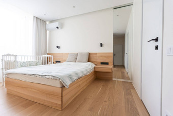 明亮的舒适的现代卧室室内婴儿婴儿床白色墙木<strong>木条</strong>镶花之地板地板上