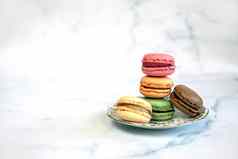 法国色彩斑斓的马卡龙色彩斑斓的柔和的马卡龙白色背景柔和的粉红色的棕色（的）macaron新鲜的蓝莓甜蜜的蛋糕堆栈复制空间