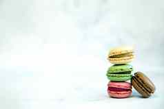 法国色彩斑斓的马卡龙色彩斑斓的柔和的马卡龙白色背景柔和的粉红色的棕色（的）macaron新鲜的蓝莓甜蜜的蛋糕堆栈复制空间