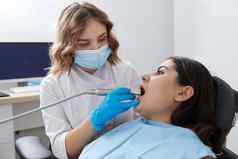 牙医钻井牙女病人牙科椅子