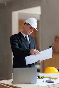 肖像美国专业工程师民事工程工人穿安全需要戴安全帽的建筑计划工程师草图建设概念