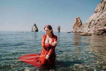 女人旅行海快乐旅游红色的衣服享受采取图片在户外记忆女人旅行者摆姿势海海滩包围火山山分享旅行冒险旅程