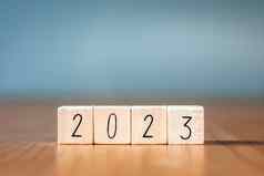 一年木块蓝色的背景开始一年目标计划目标概念行动计划策略一年业务愿景复制空间