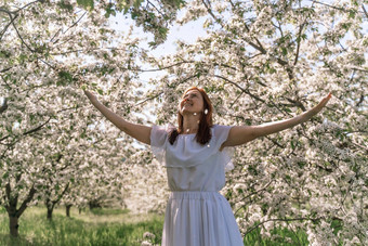 幻想女人长白色优雅的时尚长衣服走绿色<strong>春</strong>天开花樱桃花园快乐快乐的女孩公主新娘裙子织物苍蝇流动<strong>挥</strong>舞着风运动