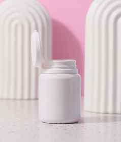 白色塑料Jar开放成员化妆品医疗准备工作粉红色的背景
