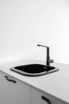 时尚的黑色的厨房水槽白色表格白色墙厨房概念高科技现代管道厨房设计安慰设计