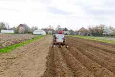 拖拉机场植物土豆培养地面