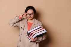 教育大学生活方式世界书一天概念自信女老师携带书米色背景