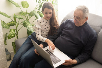 快乐退休祖父漂亮的（外）孙女笑看电子书学习教育移动PC家庭教育首页概念技术教育