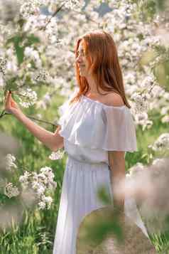 女人樱桃果园快乐女人长白色长衣服走绿色春天盛开的樱桃花园快乐快乐的公主新娘织物裙子收敛了风