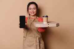 焦点手女服务员持有智能手机空白屏幕纸板平盒子零食食物交付服务