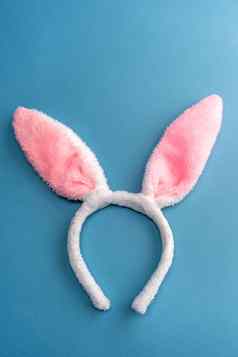 软皮毛希望粉红色的兔子耳朵蓝色的背景
