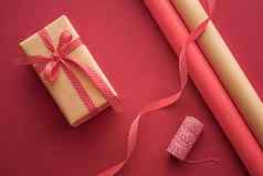 礼物准备生日假期礼物给工艺纸丝带礼物盒子珊瑚背景包装工具装饰Diy礼物假期平躺设计