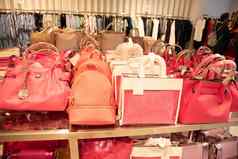 各种袋集合商店计数器粉红色的品红色的时尚的潘通色卡颜色