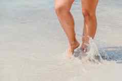 海海滩旅行女人走沙子海滩离开的足迹白色沙子女腿走海边光着脚特写镜头晒黑腿女孩未来水