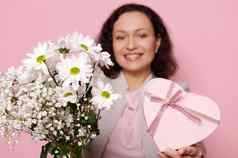 可爱的花束白色洋甘菊花心形状的礼物盒子微笑女人的手孤立的粉红色的背景
