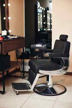 客户的时尚的理发师椅子理发师商店室内
