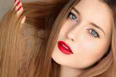 发型美头发护理美丽的女人长健康的头发模型穿不光滑的红色的口红化妆魅力肖像头发沙龙头发的护理