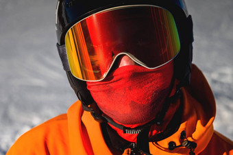 肖像滑雪滑雪护目镜滑雪头盔男人。相机特写镜头假期滑雪度假胜地