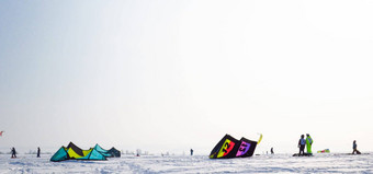 <strong>很多人</strong>snowkiting跳伞雪地形冬天帐篷