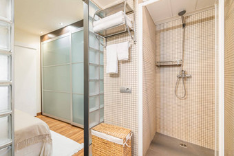 <strong>简洁</strong>的风格浴室米色马赛克瓷砖玻璃块墙淋浴小屋水槽概念酒店房间舒适的现代公寓