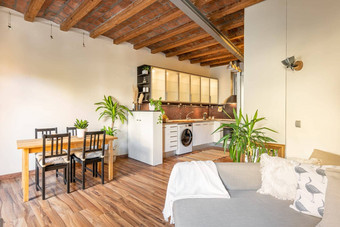 现代时尚的设计生活房间工作室结合厨房厨房岛木木条镶花之地板梁独家家具折衷的风格现代工作室设计概念