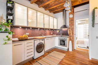现代厨房室内木天花板质量电器滚刀玻璃镶墙橱柜俯瞰卧室米色音调砖玻璃墙概念小舒适的公寓