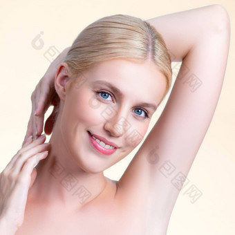 特写镜头风度翩翩的女人显示清洁光滑的皮肤腋窝