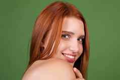 肖像漂亮的红色的头发年轻的女人光滑的自然软皮肤只肩膀绿色背景美概念