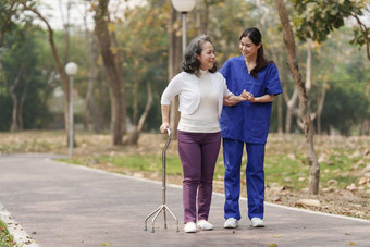 医疗保健<strong>护士</strong>物理治疗上了年纪的女人户外<strong>护士</strong>持有手上了年纪的女人走