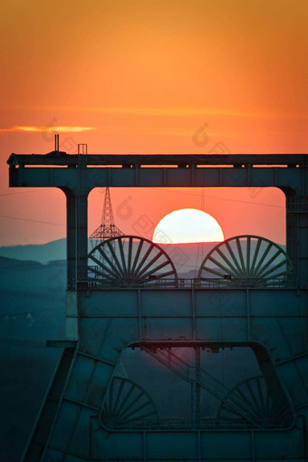 垂直拍摄井架塔金太阳设置背景此处德国