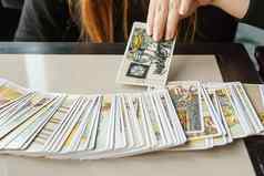 反式 ;俄罗斯2月塔罗牌卡片塔罗牌卡占卜深奥的背景女人使布局卡片表格占卜预测塔罗牌卡片