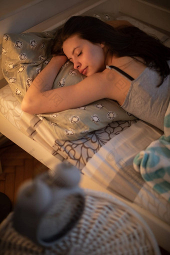 浅黑肤色的女人拥抱枕头睡眠