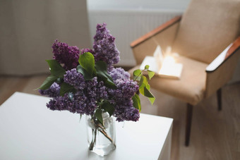 紫色的淡紫色玻璃花瓶表格舒适的生活房间春天分支机构盛开的淡紫色节日花束花春天首页室内装饰