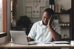 累了美国非洲业务男人。压力作品文书工作文档偏头痛攻击自由工作首页