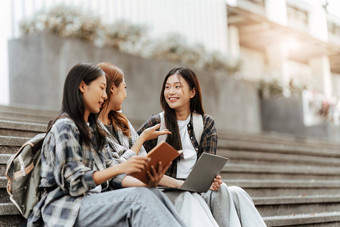 年轻的亚洲女人<strong>大学</strong>学生朋友在户外<strong>大学</strong>学生工作<strong>大学</strong>校园教育学校研究