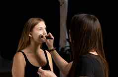 过程使化妆化妆艺术家工作刷模型脸肖像年轻的金发女郎女人美轿车室内应用语气皮肤