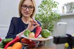 女人告诉显示健康的食物蔬菜水果坚果鸡蛋谷物